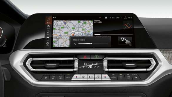 BMW 3 Series Sedan, BMW Gesture Control Frontal close-up of the cockpit display of the BMW 3 Series Sedan with BMW Gesture Control.