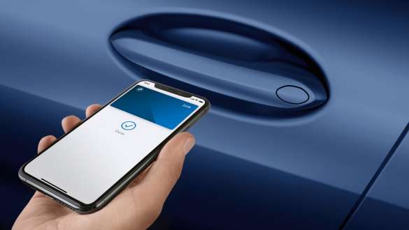 Digital Key BMW 8 Series Gran Coupé G16 LCI Facelift 2022 hand holding smartphone in front of car door Digital Key BMW 8 Series Gran Coupé G16 LCI Facelift G15 2022 hand holding smartphone in front of car door