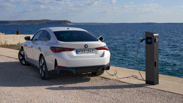 BMW i4 eDrive40 G26 2021 three-quarter rear view with graph on charging time BMW i4 eDrive40 G26 2021 three-quarter rear view with graph on charging time