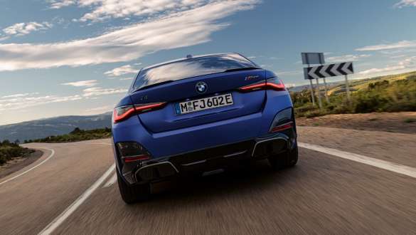 Adaptive with M suspension BMW i4 M50 G26 2021 Adaptive with M suspension BMW i4 M50 G26 2021 BMW Individual Frozen Portimao Blue metallic close-up lateral front