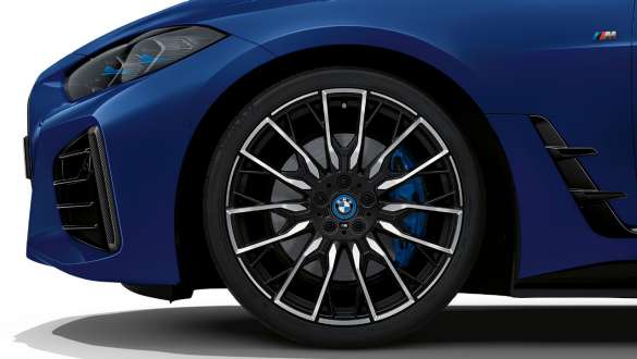 M Technology package BMW i4 M50 G26 2021 M Technology package BMW i4 M50 G26 2021 BMW Individual Frozen Portimao Blue metallic close-up wheel