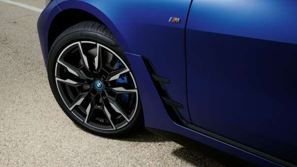 M Sport brake BMW i4 M50 G26 2021 M Sport brake BMW i4 M50 G26 2021 BMW Individual Frozen Portimao Blue metallic close-up wheel from above