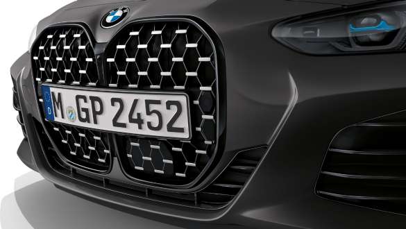 Vertical kidney grille with frame in Black high-gloss BMW M440i xDrive Cabriolet G23 2020 BMW M440i xDrive Cabriolet BMW Individual Frozen Deep Grey metallic G23 2020 front view vertical double kidney grille with frame in Black high-gloss