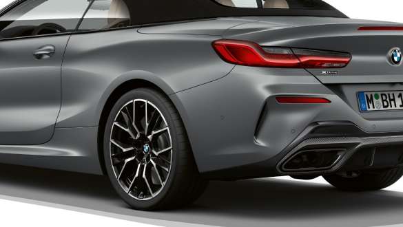 Integral Active Steering BMW M850i xDrive Convertible G14 LCI Facelift 2022 BMW M850i xDrive Convertible G14 LCI Facelift 2022 BMW Individual Frozen Pure Grey metallic Integral Active Steering three-quarter rear view