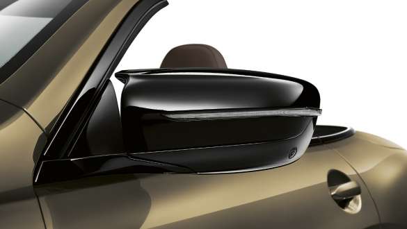 Mirror cap in Black high-gloss BMW M8 Competition Convertible F91 LCI Facelift 2022 BMW M8 Competition Convertible F91 LCI Facelift 2022 BMW Individual Brass metallic mirror cap in Black high-gloss close-up