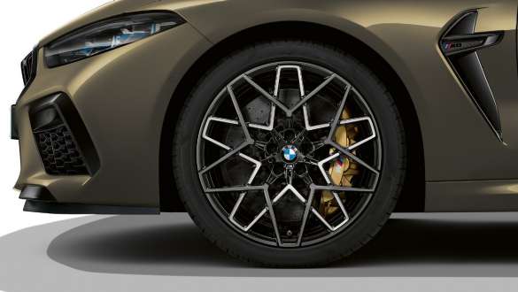 20" M light-alloy wheels star spoke 813 M Bicolor BMW M8 Competition Convertible F91 LCI Facelift 2022 BMW M8 Competition Convertible F91 LCI Facelift 2022 BMW Individual Brass metallic 20" M light alloy wheels star spoke 813 M Bicolor close-up