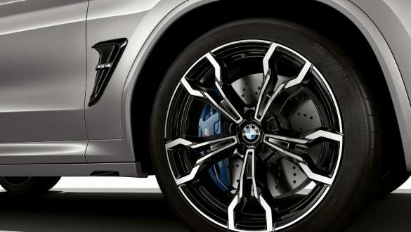 M compound brakes. BMW X3 M Competition in Donington Grey metallic, exterior, M light alloy wheels with M Compound brakes.