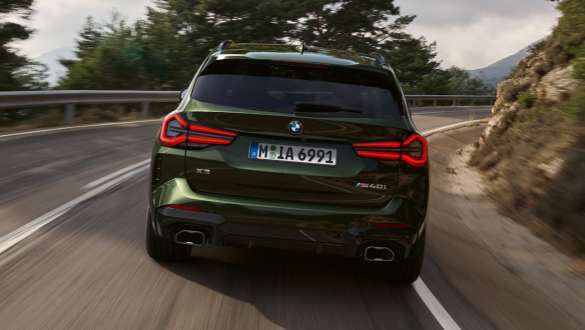 M sport differential BMW X3 M40i M40d G01 LCI Facelift 2021 BMW X3 M40i M40d G01 LCI Facelift 2021 Malachite Green metallic M sport differential rear view