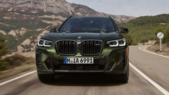 M Sport suspension BMW X3 M40i M40d G01 LCI Facelift 2021 front view driving BMW X3 M40i M40d G01 LCI Facelift 2021 Malachite Green metallic M Sport suspension front view driving