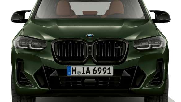M40i and M40d specific design elements BMW X3 M40i G01 LCI Facelift 2021 BMW X3 M40i M40d G01 LCI Facelift 2021 Malachite Green metallic M40i specific design elements front view