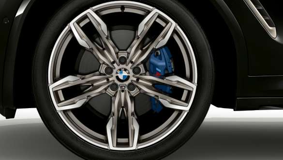BMW X4 M40i, M Sport brake. BMW X4 M40i in Black Sapphire metallic, exterior, light alloy wheel with M Sport brake.