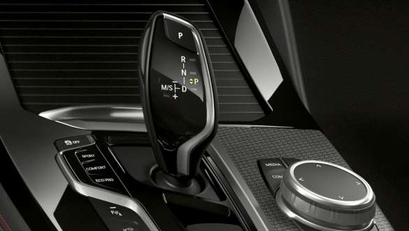 BMW X4 M40i, 8-speed Steptronic Sport transmission. BMW X4 M40i, interior, gear lever, 8-speed Steptronic Sport transmission.