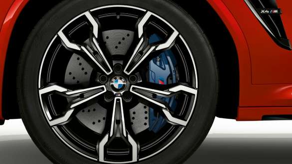 M compound brake. BMW X4 M Competition in Toronto Red metallic, exterior, M light alloy wheel with M compound brake.