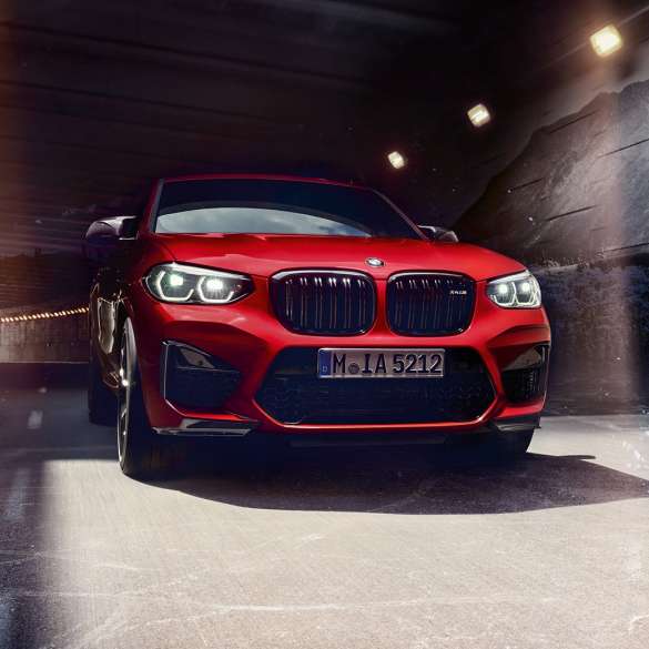 BMW X4 M Competition, front view. BMW X4 M Competition in Toronto Red metallic, exterior, front view.