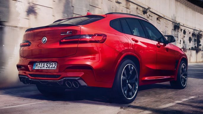 BMW X4 M Competition, lateral rear view. BMW X4 M Competition in Toronto Red metallic, exterior, lateral rear view.