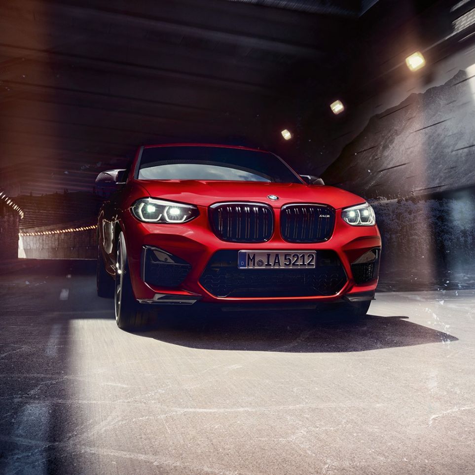BMW X4 M Competition, three-quarter front view. BMW X4 M Competition in Toronto Red metallic, exterior, three-quarter front view.