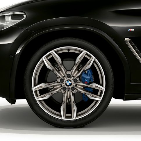 BMW X4 M40i, 21-inch M light alloy wheels. BMW X4 M40i in Black Sapphire metallic, exterior, side view with 21-inch M light alloy wheels in double-spoke design.