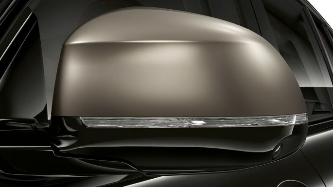 BMW X4 M40i, mirror caps. BMW X4 M40i in Black Sapphire metallic, exterior, galvanised mirror caps in Cerium Grey.