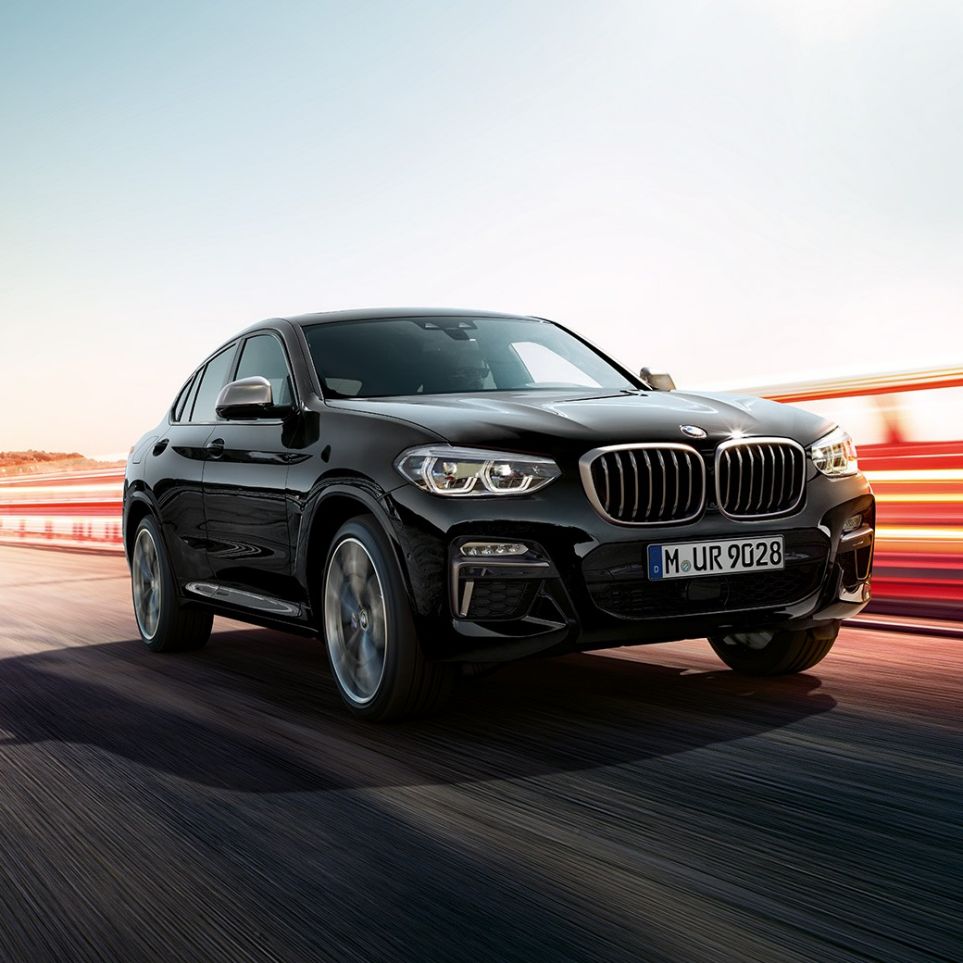 BMW X4 M40i, three-quarter front view. BMW X4 M40i in Black Sapphire metallic, exterior, three-quarter front view, left side with light strips.