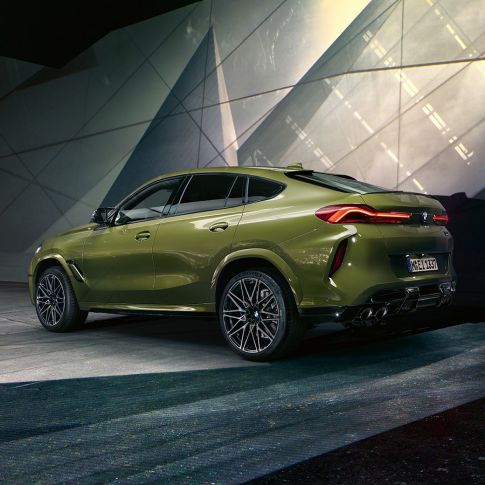 BMW X6 M Competition SUV three-quarter rear view BMW X6 M Competition with M Sport exhaust system F96 SUV BMW Individual Special Paint Urban Green three-quarter rear view