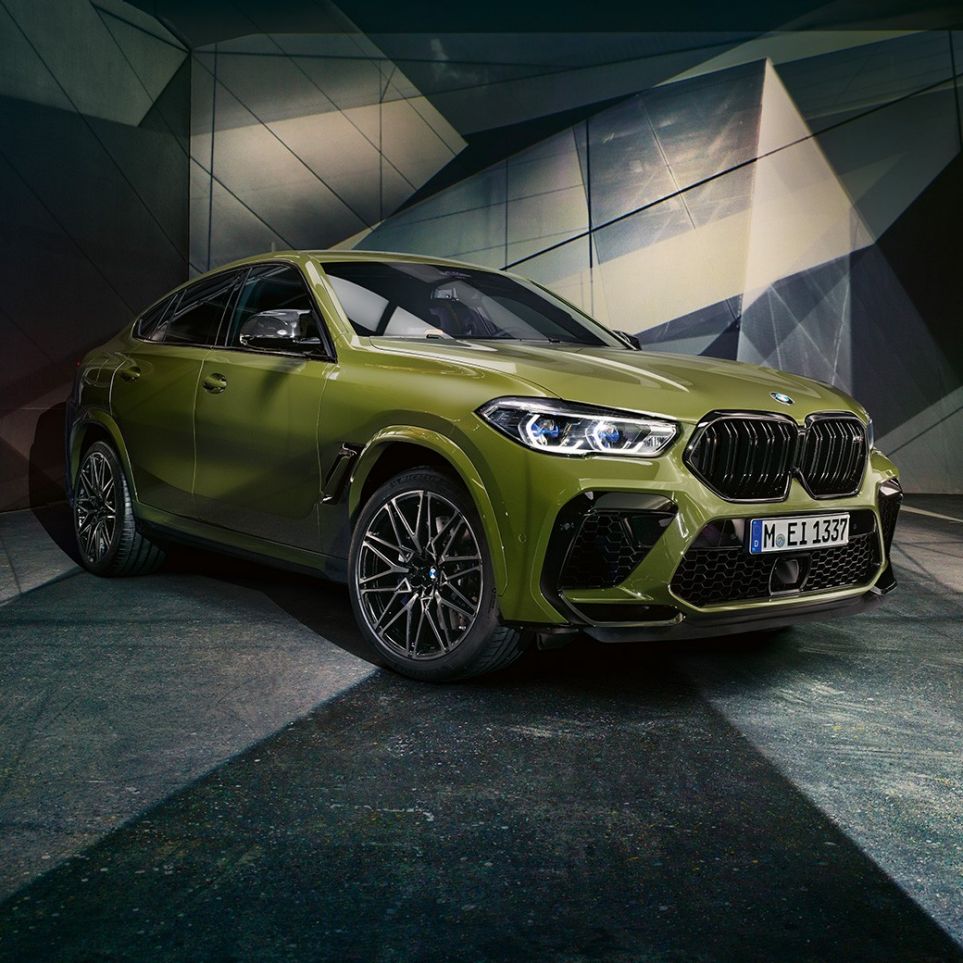 M double kidney grille BMW X6 M Competition SUV M double kidney grille BMW X6 M Competition F96 SUV BMW Individual Special Paint Urban Green three-quarter front view