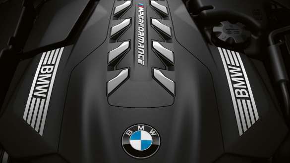 Moteur essence 8 cylindres M TwinPower Turbo M850i BMW Série 8 Coupé G15 LCI restylage 2022 Moteur essence 8 cylindres BMW M TwinPower Turbo M850i BMW Série 8 Coupé G15 LCI restylage 2022, vue en gros plan du cache moteur