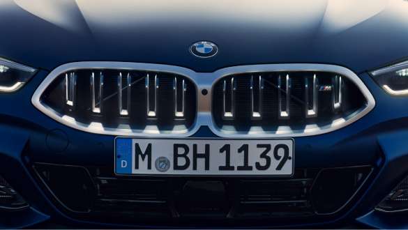 La BMW Série 8 Gran Coupé G16 LCI restylage 2022 BMW Individual Frozen Tansanitblau metallic Naseaux BMW 'Iconic Glow'