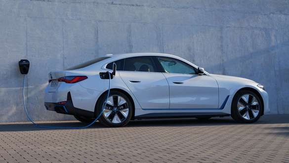 BMW i4 eDrive40 G26 2021 three-quarter front view with graph on charging time BMW i4 eDrive40 G26 2021 three-quarter front view with graph on charging time