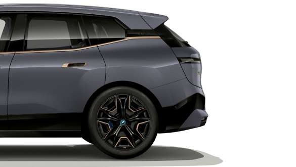 BMW iX M60 i20 2022 SUV électrique BMW Individual Storm Bay metallic Integral Active Steering vue arrière latérale