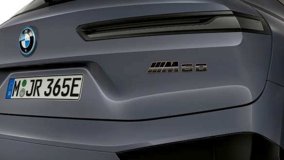 BMW iX M60 i20 2022 SUV électrique BMW Individual Storm Bay metallic Inscription M sur l'arrière