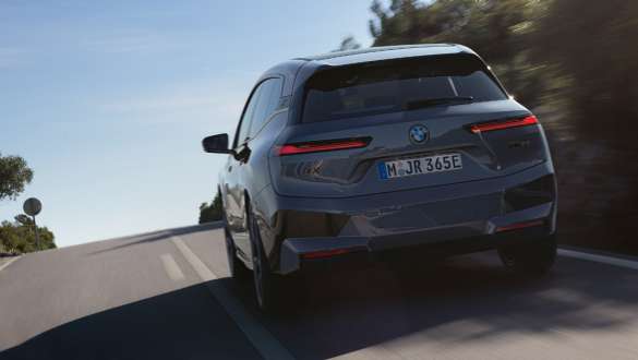 BMW iX M60 i20 2022 SUV électrique Launch vue arrière en mouvement