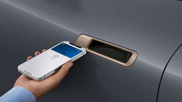 BMW iX M60 i20 2022 SUV électrique voiture électrique Digital Key Plus, un smartphone est maintenu à côté de la poignée de porte