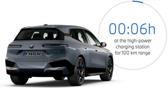 BMW iX M60 i20 2022 SUV électrique BMW Individual Storm Bay metallic vue de trois quarts arrière avec graphique de temps de recharge