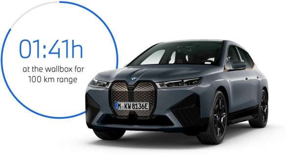 BMW iX M60 i20 2022 SUV électrique BMW Individual Storm Bay metallic vue de trois quarts face avec graphique de temps de recharge
