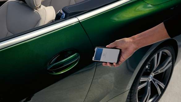 Digital Key de la BMW M440i xDrive Cabrio G23 2020 Digital Key de la BMW M440i xDrive Cabrio G23 2020, portière avec smartphone