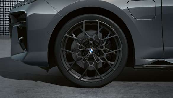 Jantes forgées 22'' BMW M Performance, à rayons croisés 912 M Frozen Gunmetal Grey, monte de jantes été complètemonte de jantes été complète BMW i7 M70 xDrive Berline G70 BMW i7 M70 xDrive Berline G70 Jantes forgées 22" en alliage léger à rayons croisés 912 M en Frozen Gunmetal Grey ; monte de jantes été complète.