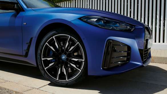 BMW xDrive BMW i4 M50 G26 2021 BMW xDrive BMW i4 M50 G26 2021 BMW Individual Frozen Portimao Blau metallic vue arrière en mouvement