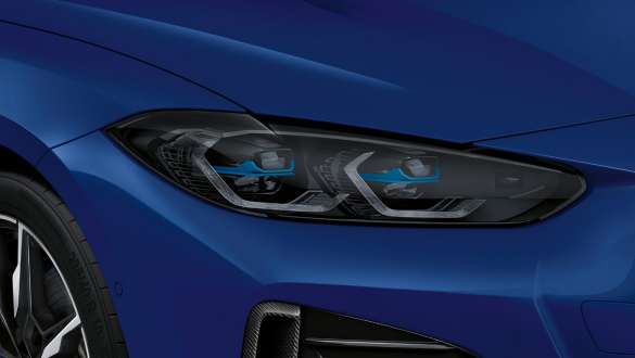 Phares M Shadow Line et BMW Laserlight BMW i4 M50 G26 2021 Phares M Shadow Line et BMW Laserlight BMW i4 M50 G26 2021 BMW Individual Frozen Portimao Blau metallic phares vue en gros plan