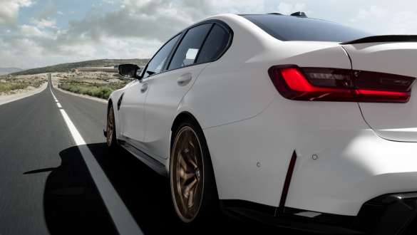 Réduction du poids BMW M3 CS G80 BMW M3 CS G80 réduction du poids, vue de trois quarts arrière en mouvement sur la route
