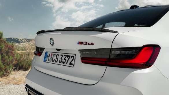 Becquet arrière M Carbon de la BMW M3 CS G80 BMW M3 CS G80 becquet arrière M Carbon vue de trois quarts arrière