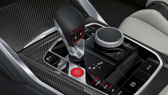 Boîte de vitesses M Steptronic à 8 rapports BMW M4 Competition Cabrio avec M xDrive G83 2021 BMW M4 Competition Cabrio avec M xDrive G83 2021, boîte de vitesses M Steptronic à 8 rapports, vue en gros plan de la console centrale dans l’habitacle