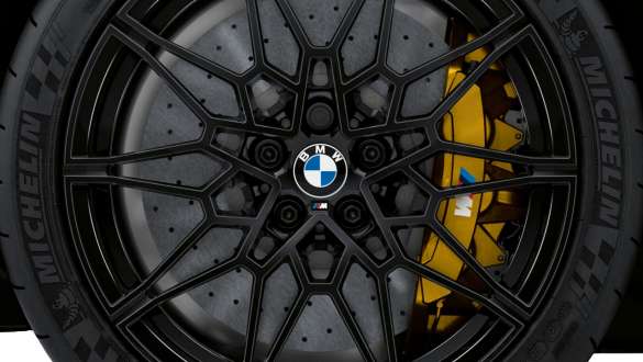 Freins M en carbone céramique de la BMW M4 Competition Coupé G82 2020 Freins M en carbone céramique de la BMW M4 Competition Coupé G82 2020, vue en gros plan