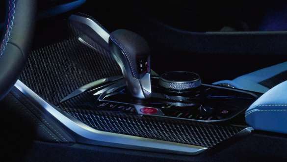 Boîte de vitesses M Steptronic à 8 rapports BMW M4 Competition Coupé G82 2020 BMW M4 Competition Coupé G82 2020, boîte de vitesses M Steptronic à 8 rapports, vue en gros plan de la console centrale dans l’habitacle