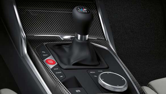 Boîte de vitesses M manuelle et propulsion arrière BMW M4 Coupé G82 2020 BMW M4 Coupé G82 2020 boîte de vitesses manuelle M à 6 rapports et propulsion arrière, gros plan de la console centrale et du sélecteur de vitesses