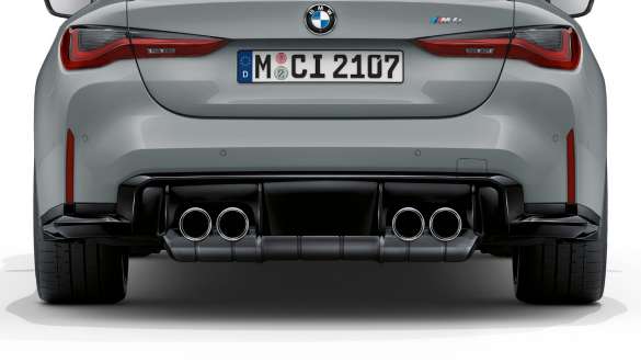 Embouts d'échappement chromés de la BMW M4 Coupé G82 2020 Sortie d'échappement de la BMW M4 Coupé G82 2020 en chrome vue en gros plan