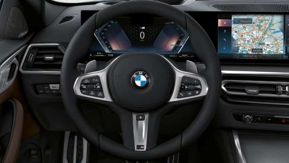 Volant M en cuir BMW M440i xDrive Coupé G22 2020 BMW M440i xDrive Coupé G22 2020 volant M en cuir habitacle vue en gros plan