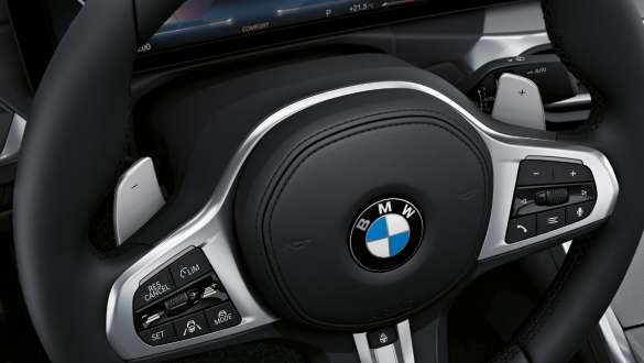 Variable Sport Steering de la BMW M440i xDrive Coupé G22 2020 BMW M440i xDrive Coupé G22 2020 Variable Sport Steering dans l'habitacle vue en gros plan