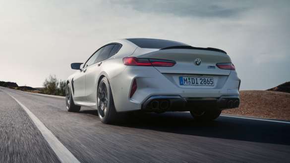 M xDrive BMW M8 Competition Gran Coupé F93 LCI restylage 2022 BMW M8 xDrive Gran Coupé F93 LCI restylage 2022 BMW Individual Frozen Brilliant White metallic en conduite vue en contre-plongée M xDrive