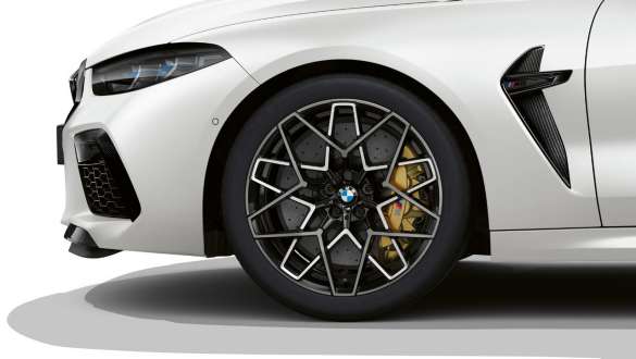 Jantes BMW M 20" en alliage léger, à rayons en étoile 813 M, bicolores BMW M8 Competition Gran Coupé F93 LCI restylage 2022 BMW M8 Competition Gran Coupé F93 LCI restylage 2022 BMW Individual Frozen Brilliant White metallic jantes BMW M 20" en alliage léger à rayons en étoile 813 M bicolores vue en gros plan