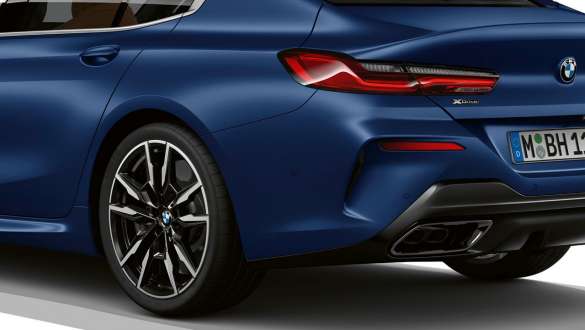 Différentiel M sport BMW M850i xDrive Gran Coupé G16 LCI restylage 2022 BMW M850i xDrive Gran Coupé G16 LCI restylage 2022 BMW Individual Frozen Tansanitblau metallic vue de trois quarts arrière différentiel M sport
